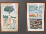 deux tableaux accrochés au mur d'une pièce