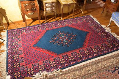 un tapis sur le sol d'un salon
