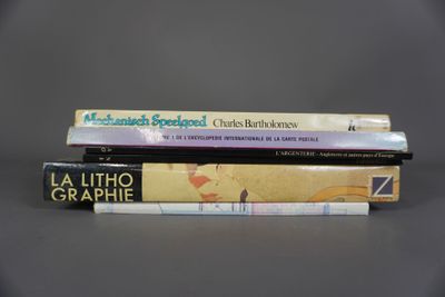trois livres sont empilés sur une table
