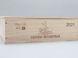 un coffret en bois contenant une bouteille de vin