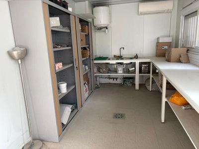 Lot de mobliers de bureau divers dont bureaux, chaises, armo…