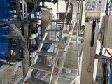 une photo d'un tapis roulant dans une usine