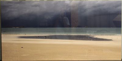 une photo d'une photo représentant une plage avec un bateau dans l'eau