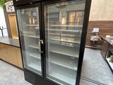 deux portes vitrées ouvertes dans un magasin
