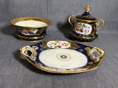 trois pièces de porcelaine ornées de motifs dorés et bleus