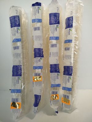 quatre rouleaux de film plastique posés sur une table