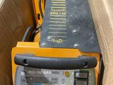 une image représentant une boîte contenant une machine jaune et noire