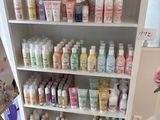 une armoire blanche remplie d'une multitude de produits de soins corporels de toutes sortes
