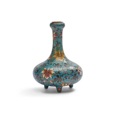 une image représentant un vase bleu posé sur une surface blanche