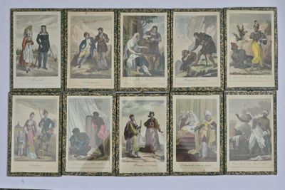 Plusieurs photos de personnes sont accrochées au mur d'une pièce.