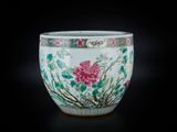 un bol blanc orné de fleurs roses sur fond noir