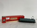 une image représentant un petit train jouet posé sur une table, à côté d'une boîte