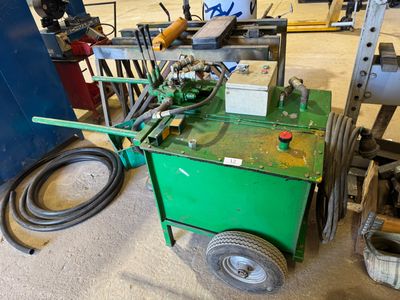 une machine verte posée par terre