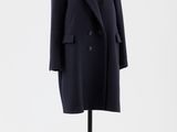 une image d'un manteau sur un support de mannequin
