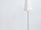 lampe sur pied avec un abat-jour blanc et un pied en métal noir
