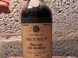 une bouteille de vin posée sur une table