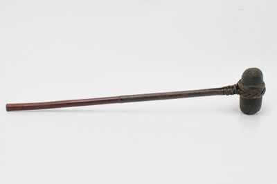 Hapiau Marteau avec tête en pierre utilisé comme casse-noix …