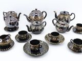 tout un tas de théières et de tasses différentes sur la table