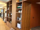 une pièce où se trouvent de nombreuses bibliothèques et étagères