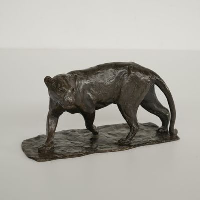 sculpture en bronze représentant une panthère sur un rocher
