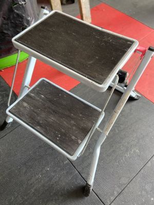 Escabeau pliant à 2 marches * Lot vendu en l'état, sans aucu…