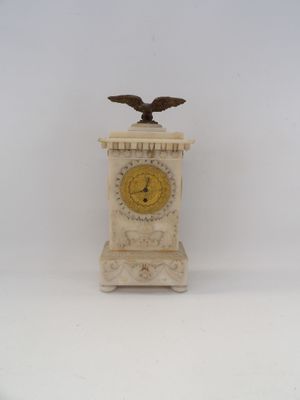 une petite horloge surmontée d'un aigle