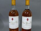 deux bouteilles de vin posées l'une à côté de l'autre sur une table