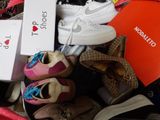 de nombreuses paires de chaussures empilées les unes sur les autres