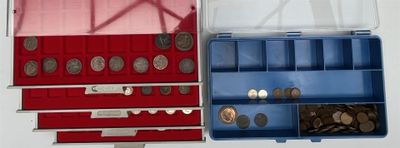 deux boîtes remplies de pièces de monnaie posées sur une surface blanche