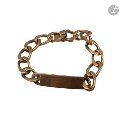 un gros plan d'un bracelet orné d'une barre