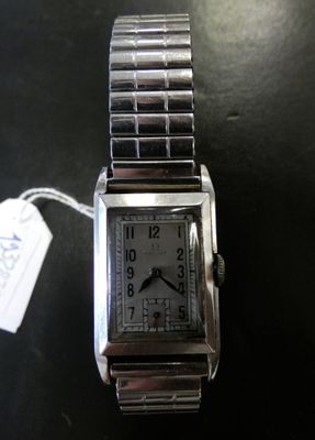 une photo d'une montre posée sur une table, avec une étiquette de prix