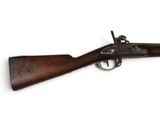 un vieux fusil au canon en bois et aux garnitures en laiton