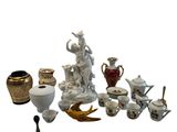 de nombreux types de vases différents, ainsi que des vases posés sur la table