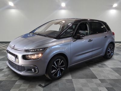 La nouvelle Citroën est garée dans le showroom du showroom