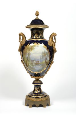 SEVRES Grand vase couvert en porcelaine polychrome, le fond …