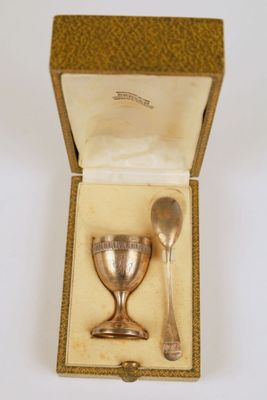 gobelet plaqué argent avec cuillère, le tout présenté dans un coffret