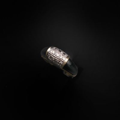 gros plan d'une bague en argent sur une surface noire