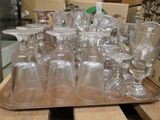 un plateau de verres à vin vides posé sur une table