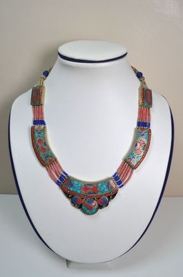 gros plan d'un collier sur un présentoir pour mannequin