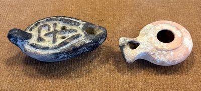 2 lampes à huile en terre cuite dans le goût antique - longu…