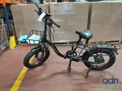 un vélo posé par terre dans un entrepôt