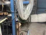 une machine bleue qui se trouve dans un garage