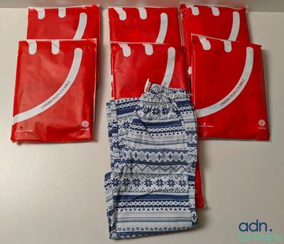 quatre sachets rouges et blancs sur lesquels est dessiné un sourire