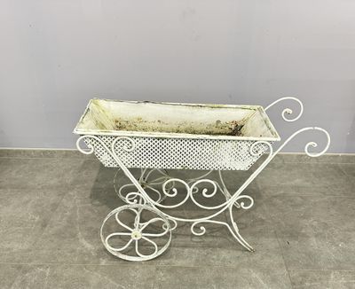 Belle jardinière d’extérieur en fer peint représentant un be…