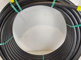 un rouleau de tuyau noir surmonté de points verts