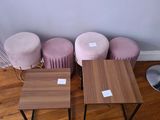 trois tables et deux tabourets dans une pièce avec un parquet