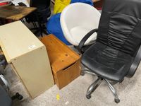 Un lot comprenant un bureau avec retour, un coffre en bois, …