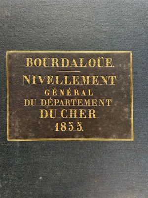 la couverture d'un livre ornée de lettres dorées