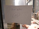 une pancarte indiquant « Box a Bar » sur la porte