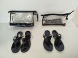 deux paires de sandales et un sac transparent sur la table